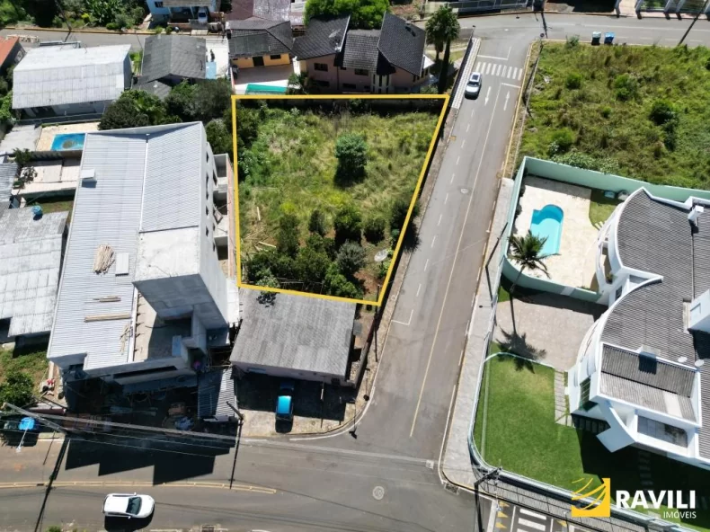 Terreno de Esquina com 893,80m² no Bairro Flor da Serra!