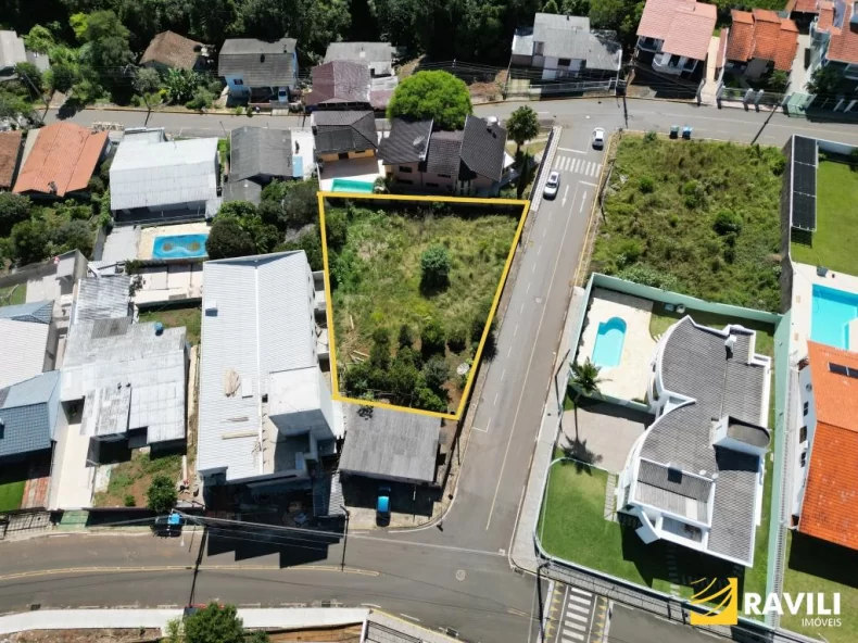 Terreno de Esquina com 893,80m² no Bairro Flor da Serra!