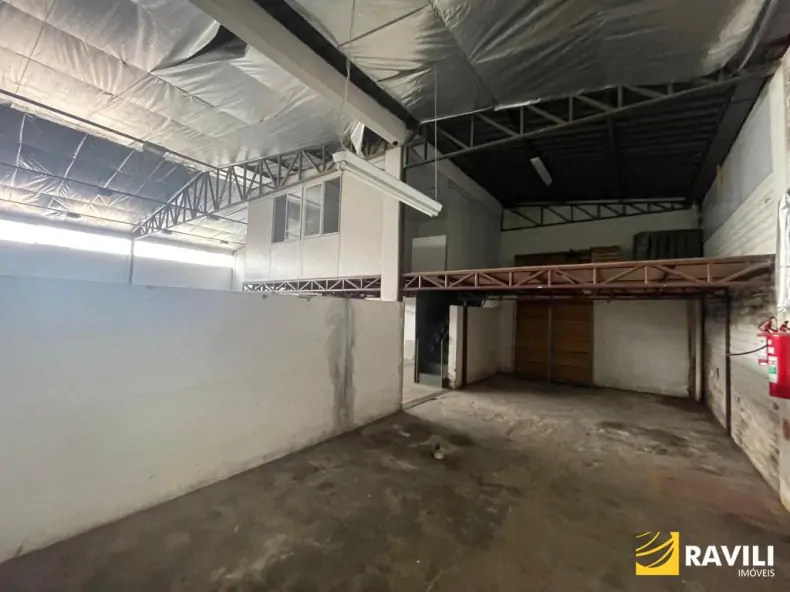 Barração com 500m² e Escritório/Estacionamento 300m² para Locação no Bairro Rupp!