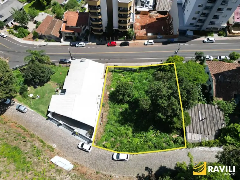 Terreno à Venda na Av. Getúlio Vargas com Dois Acessos!