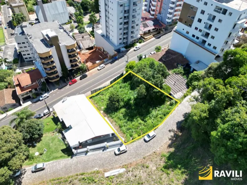 Terreno à Venda na Av. Getúlio Vargas com Dois Acessos!