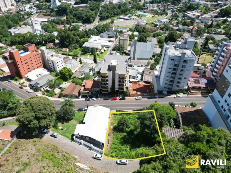 Terreno à Venda na Av. Getúlio Vargas com Dois Acessos!