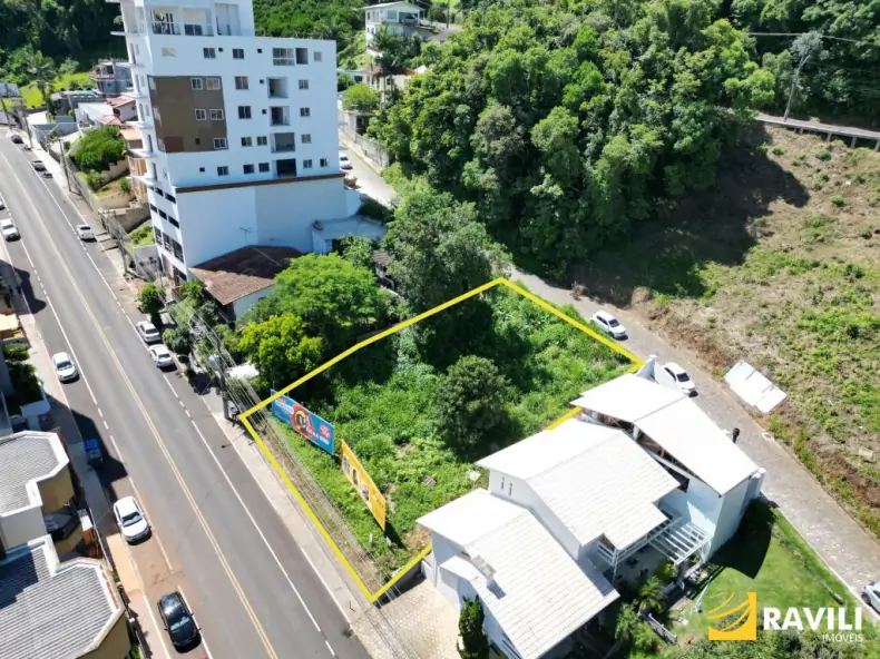 Terreno à Venda na Av. Getúlio Vargas com Dois Acessos!