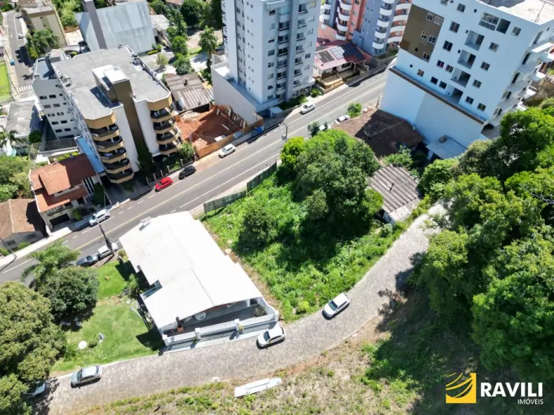 Terreno à Venda na Av. Getúlio Vargas com Dois Acessos!