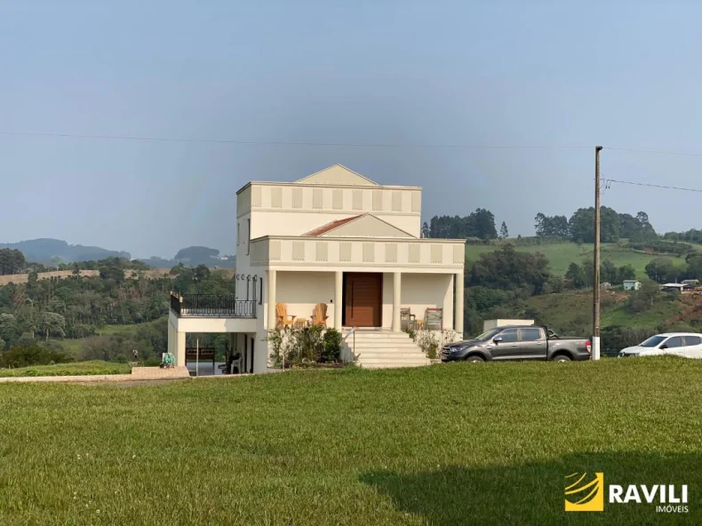 A Casa Greco-Romana: Um Sonho para Quem Busca Tranquilidade e Contato com a Natureza!