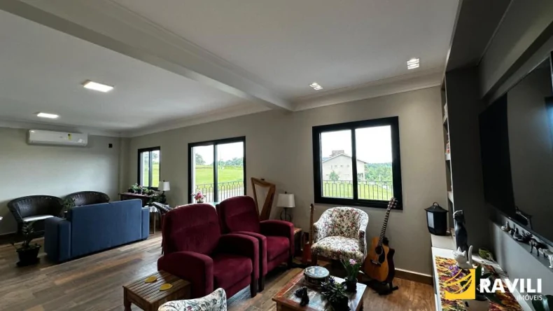 A Casa Greco-Romana: Um Sonho para Quem Busca Tranquilidade e Contato com a Natureza!