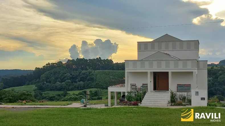 A Casa Greco-Romana: Um Sonho para Quem Busca Tranquilidade e Contato com a Natureza!