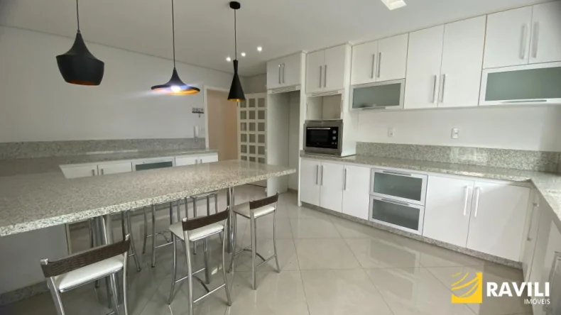 Amplo Apartamento Semimobiliado para Locação!