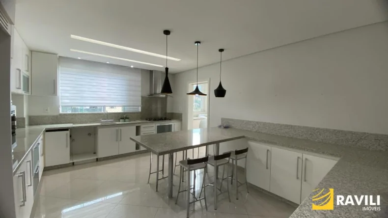 Amplo Apartamento Semimobiliado para Locação!