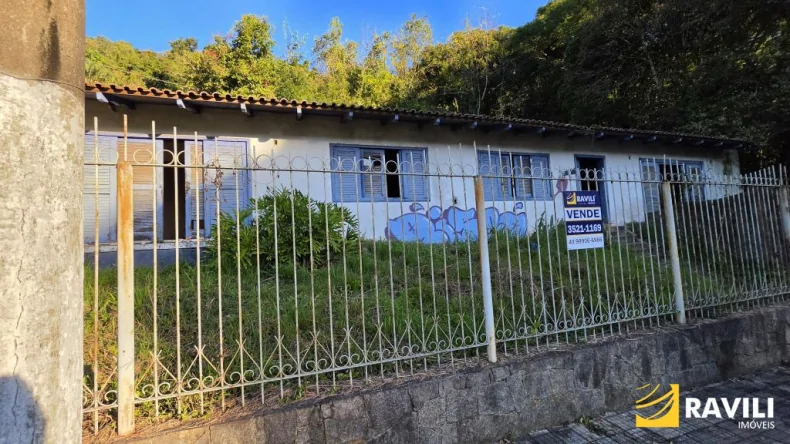 Terreno Exclusivo com 1.000m² e Casa de 260,68m² que Necessita Reforma para Venda no Bairro Vila Pedrini/SC!