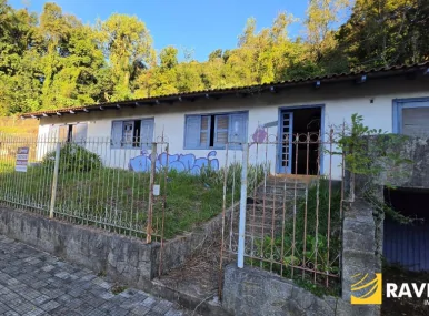 Terreno Exclusivo com 1.000m² e Casa de 260,68m² que Necessita Reforma para Venda no Bairro Vila Pedrini/SC!