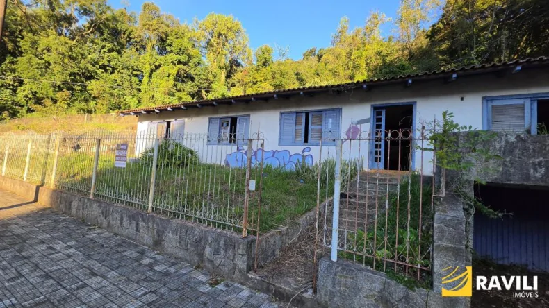 Terreno Exclusivo com 1.000m² e Casa de 260,68m² que Necessita Reforma para Venda no Bairro Vila Pedrini/SC!