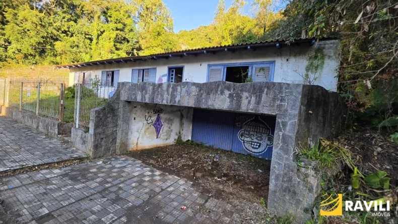 Terreno Exclusivo com 1.000m² e Casa de 260,68m² que Necessita Reforma para Venda no Bairro Vila Pedrini/SC!